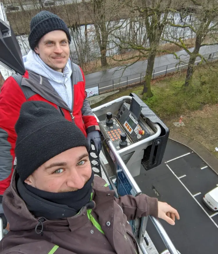 Matthias Jasch und Team bei Elektroinstallation